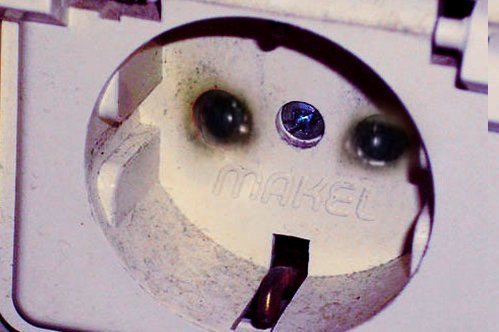 Почему в розетке искры? Нужно ли чинить искрящую розетку?