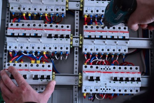 Преимущества профессиональной установки счетчиков и автоматов, сборки щитов